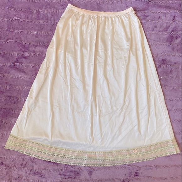 Vintage 80s Vanity Fair Embroidered Hem Coquette Pink Rosette Slip Skirt - Picture 5 of 13